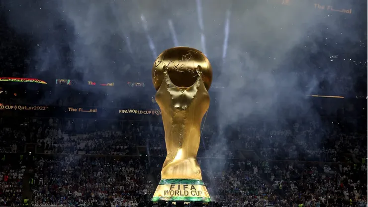 Um troféu gigante da Copa do Mundo da FIFA é visto antes da final da Copa do Mundo da FIFA Catar 2022 entre Argentina e França no Estádio Lusail em 18 de dezembro de 2022 na cidade de Lusail, Catar. (Photo by Julian Finney/Getty Images)