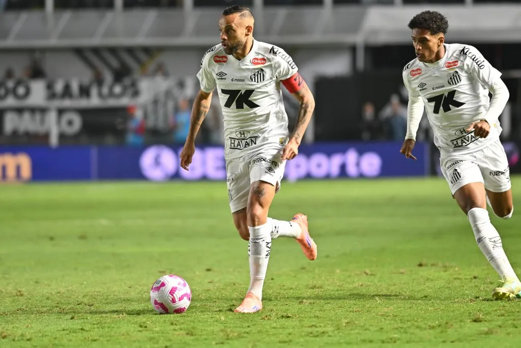 SP – SANTOS – 20/10/2025 – BRASILEIRO A 2025, SANTOS X VITORIA – Guilherme jogador do Santos durante partida contra o Vitoria no estadio Vila Belmiro pelo campeonato Brasileiro A 2025.  Foto: Jota Erre/AGIF