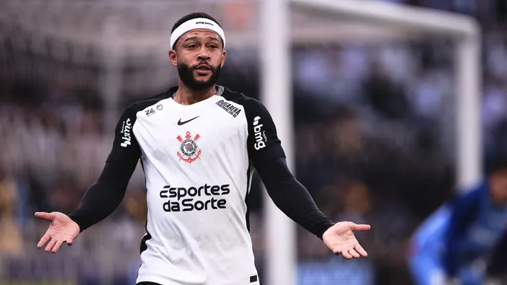 SP - SAO PAULO - 03/08/2025 - BRASILEIRO A 2025, CORINTHIANS X FORTALEZA - Memphis Depay jogador do Corinthians durante partida contra o Fortaleza no estadio Arena Corinthians pelo campeonato Brasileiro A 2025. Foto: Ettore Chiereguini/AGIF