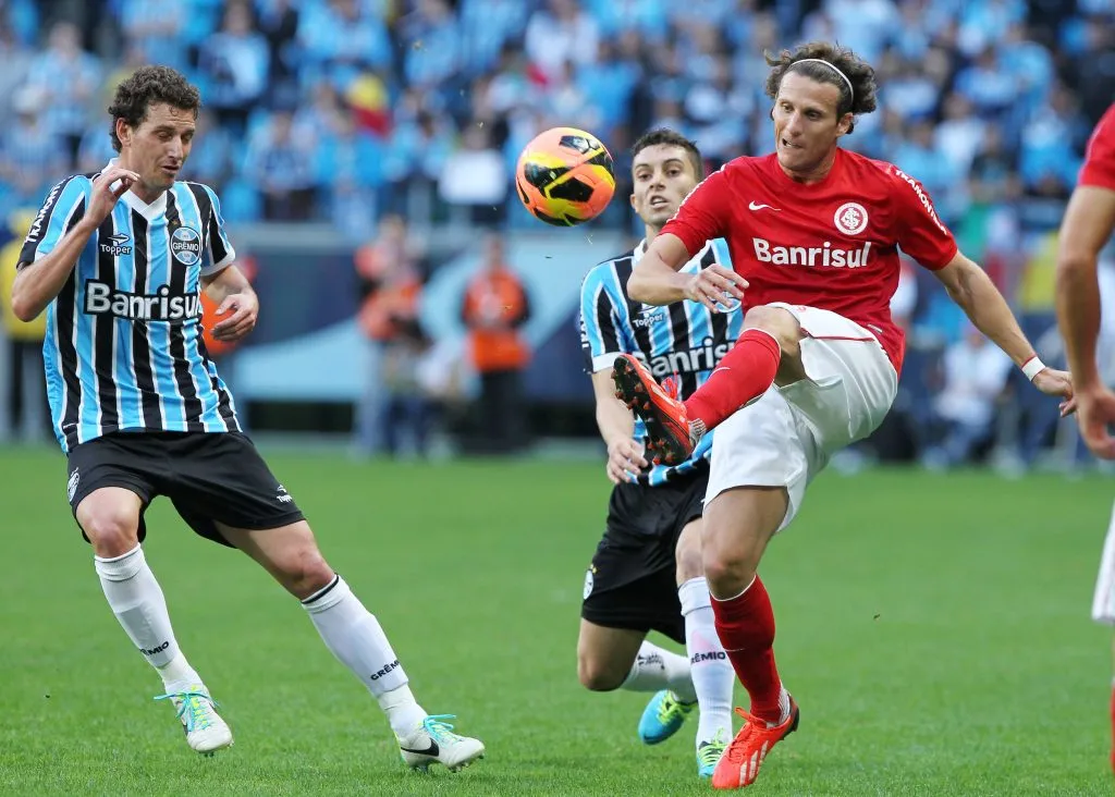 Diego Forlan,  Elano. Gremio x Internacional na Arena do Gremio. 04 de Agosto de 2013, Porto Alegre, Rio Grande do Sul, Brasil. Foto: Gustavo Granata/AGIF