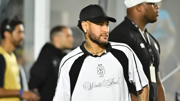 Neymar jogador do Santos antes da partida contra o Corinthians no estadio Vila Belmiro pelo campeonato Brasileiro A 2025. Foto: Jota Erre/AGIF