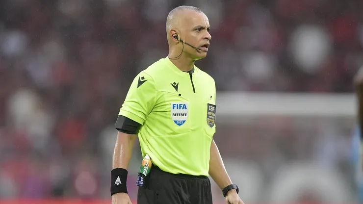 O arbitro Wilton Pereira Sampaio durante partida entre Flamengo e Palmeiras no estadio Maracana pelo campeonato Brasileiro A 2025. Foto: Thiago Ribeiro/AGIF