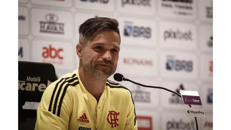 RJ - Rio de Janeiro - 12/11/2022 - FLAMENGO, COLETIVA DIEGO RIBAS E DIEGO ALVES - O jogador Diego Ribas fala aos jornalistas durante coletiva de imprensa apos partida entre Flamengo e Avai no estadio Maracana pelo campeonato Brasileiro A 2022. A partida marcou o ultimo jogo da carreira do jogador que anunciou sua aposentadoria. Foto: Joao Gabriel Alves/AGIF