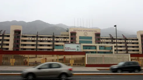 Carros passam em frente ao portão principal do Estádio Monumental de Lima em 8 de novembro de 2019, em Lima, Peru. Como resultado dos protestos e da agitação social que começaram em 18 de outubro, o Chile decidiu se retirar da final da Copa Libertadores da América, marcada para 23 de novembro. A CONMEBOL decidiu transferir a primeira final única deste torneio para o Estádio Monumental de Lima. (Foto de Raul Sifuentes/Getty Images)
