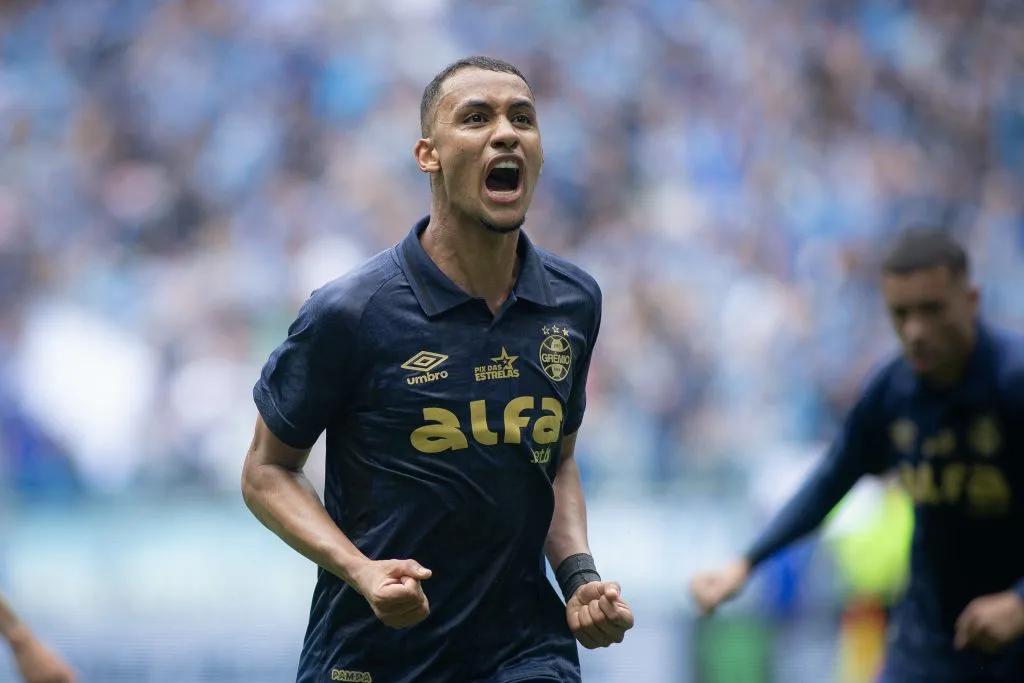 André Henrique jogador do Grêmio comemora seu gol durante partida contra o Vitoria – Foto: Maxi Franzoi/AGIF