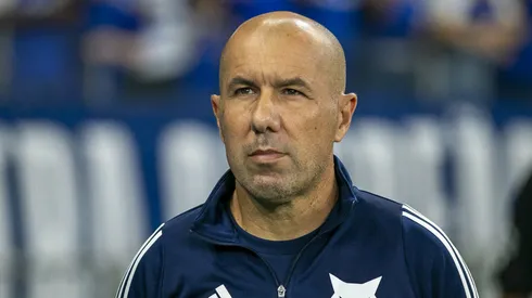 Leonardo Jardim tecnico do Cruzeiro durante partida contra o Fortaleza no estadio Mineirao pelo campeonato Brasileiro A 2025. Foto: Fernando Moreno/AGIF