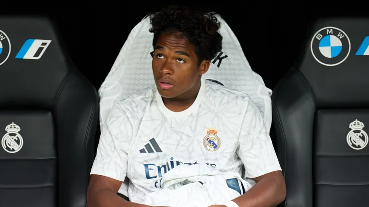 Endrick Felipe Moreira, do Real Madrid, observa antes da partida da La Liga entre Real Madrid CF e Real Valladolid CF no Estádio Santiago Bernabeu em 25 de agosto de 2024 em Madri, Espanha. (Foto de Angel Martinez/Getty Images)
