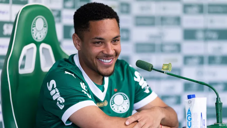 Vitor Roque durante sua apresentacao oficial como jogador do Palmeiras em coletiva de imprensa realizada no CT Academia de Futebol.