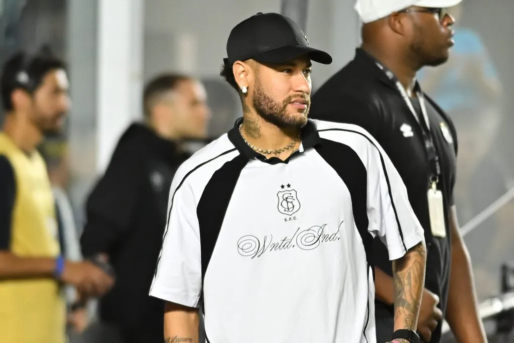 SP – SANTOS – 15/10/2025 – BRASILEIRO A 2025, SANTOS X CORINTHIANS – Neymar jogador do Santos  antes da partida contra o Corinthians no estadio Vila Belmiro pelo campeonato Brasileiro A 2025. Foto: Jota Erre/AGIF