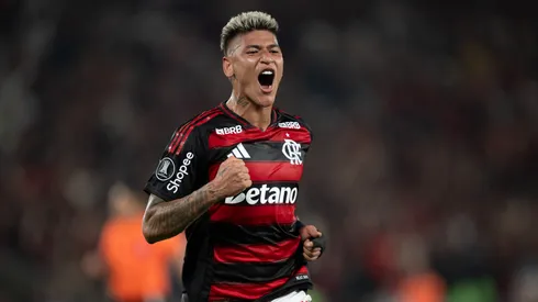 Carrascal jogador do Flamengo comemora seu gol durante partida contra o Racing no estádio Maracanã pelo campeonato Copa Libertadores 2025. Foto: Jorge Rodrigues/AGIF