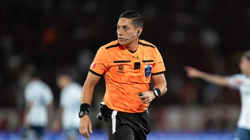 O árbitro Jesús Valenzuela durante partida entre Flamengo e Racing no estádio Maracanã pelo campeonato Copa Libertadores 2025. Foto: Jorge Rodrigues/AGIF