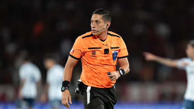 O árbitro Jesús Valenzuela durante partida entre Flamengo e Racing no estádio Maracanã pelo campeonato Copa Libertadores 2025. Foto: Jorge Rodrigues/AGIF