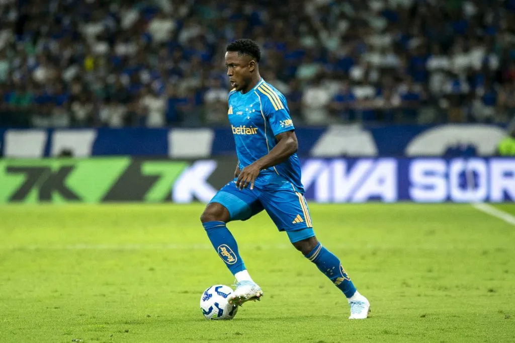 MG – BELO HORIZONTE – 05/10/2025 – BRASILEIRO A 2025, CRUZEIRO X SPORT – Sinisterra jogador do Cruzeiro durante partida contra o Sport no estadio Mineirao pelo campeonato Brasileiro A 2025. Foto: Fernando Moreno/AGIF
