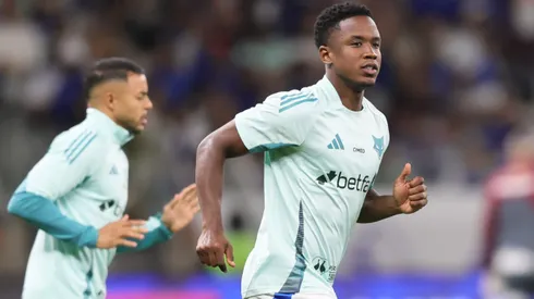 Sinisterra jogador do Cruzeiro durante aquecimento antes da partida contra o Sao Paulo no estadio Mineirao pelo campeonato Brasileiro A 2025.