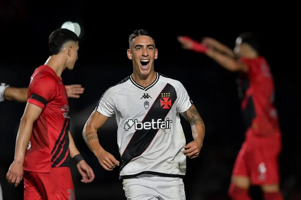Puma Rodriguez jogador do Vasco comemora seu gol durante partida contra o Athletico-PR no estadio Sao Januario pelo campeonato Brasileiro A 2024. Foto: Thiago Ribeiro/AGIF