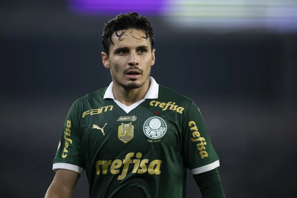 RJ – RIO DE JANEIRO – 17/07/2024 – BRASILEIRO A 2024, BOTAFOGO X PALMEIRAS – Raphael Veiga jogador do Palmeiras durante partida contra o Botafogo no estadio Engenhao pelo campeonato Brasileiro A 2024. Foto: Jorge Rodrigues/AGIF