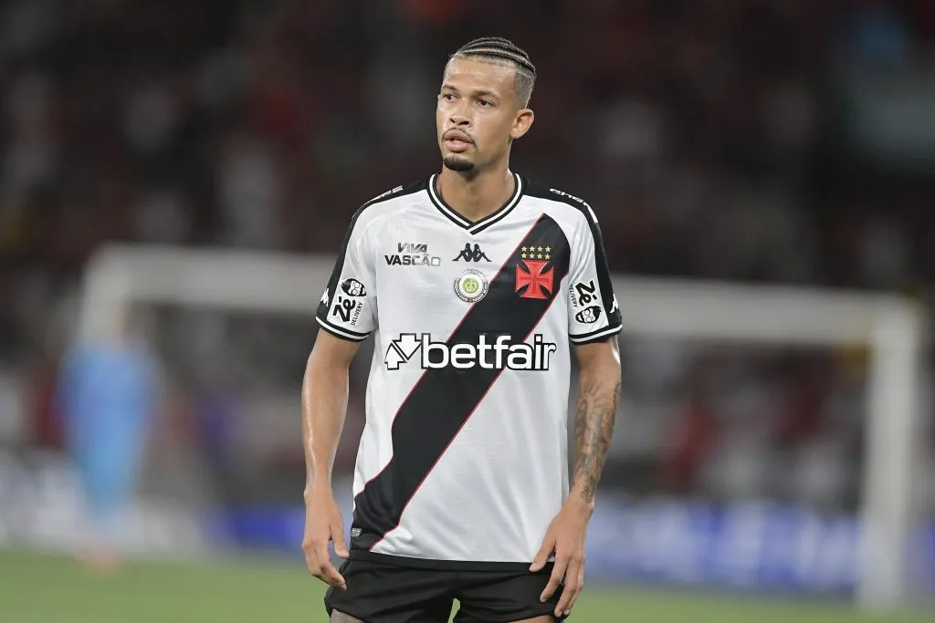 RJ – RIO DE JANEIRO – 01/03/2025 – CARIOCA 2025, VASCO X FLAMENGO – Joao Victor jogador do Vasco durante partida contra o Flamengo no estadio Engenhao pelo campeonato Carioca 2025. Foto: Thiago Ribeiro/AGIF