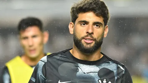 SP – SANTOS – 15/10/2025 – BRASILEIRO A 2025, SANTOS X CORINTHIANS – Yuri Alberto jogador do Corinthians durante aquecimento antes da partida contra o Santos no estadio Vila Belmiro pelo campeonato Brasileiro A 2025. Foto: Jota Erre/AGIF