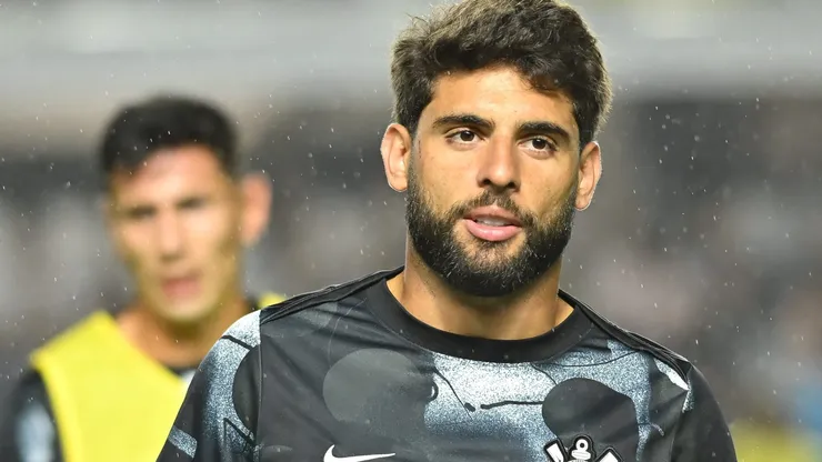SP - SANTOS - 15/10/2025 - BRASILEIRO A 2025, SANTOS X CORINTHIANS - Yuri Alberto jogador do Corinthians durante aquecimento antes da partida contra o Santos no estadio Vila Belmiro pelo campeonato Brasileiro A 2025. Foto: Jota Erre/AGIF