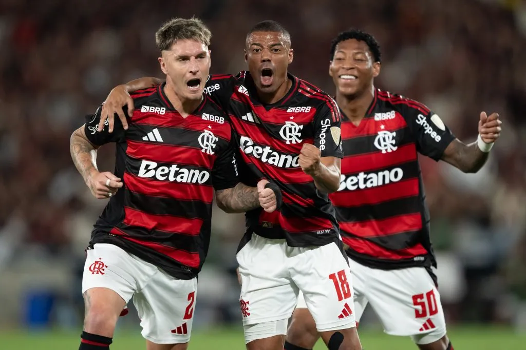 Varela jogador do Flamengo comemora seu gol com De la Cruz jogador da sua equipe durante partida contra o Estudiantes no estadio Maracana pelo campeonato Copa Libertadores 2025. Foto: Jorge Rodrigues/AGIF