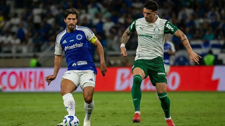 Lucas Silva jogador do Cruzeiro durante partida contra o Palmeiras no estadio Mineirao pelo campeonato Brasileiro A 2025. Foto: Fernando Moreno/AGIF