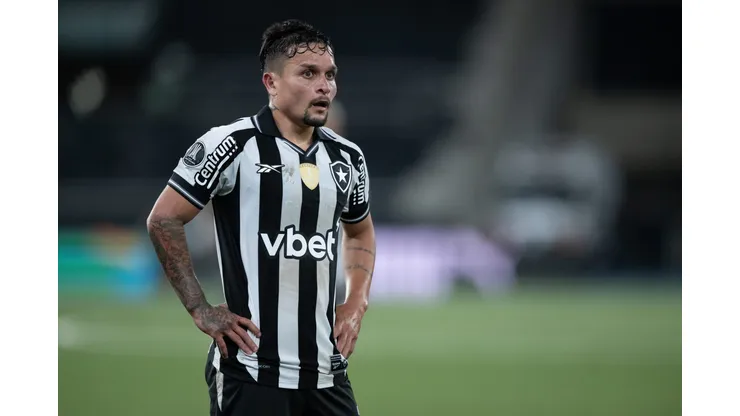 RJ - RIO DE JANEIRO - 14/08/2025 - COPA LIBERTADORES 2025, BOTAFOGO X LDU - Artur jogador do Botafogo durante partida contra o LDU no estadio Engenhao pelo campeonato Copa Libertadores 2025. Foto: Jorge Rodrigues/AGIF