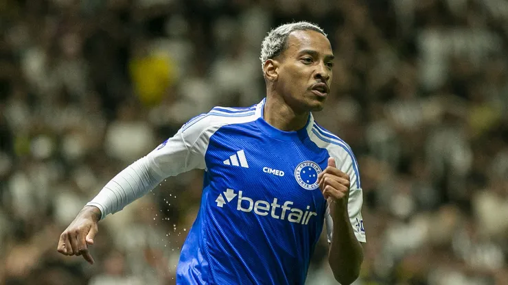 Matheus Pereira jogador do Cruzeiro comemora seu gol durante partida contra o Atletico-MG no estadio Arena MRV pelo campeonato Brasileiro A 2025. Foto: Fernando Moreno/AGIF