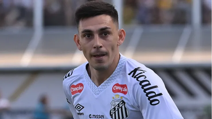 Escobar tem sido titular no Santos