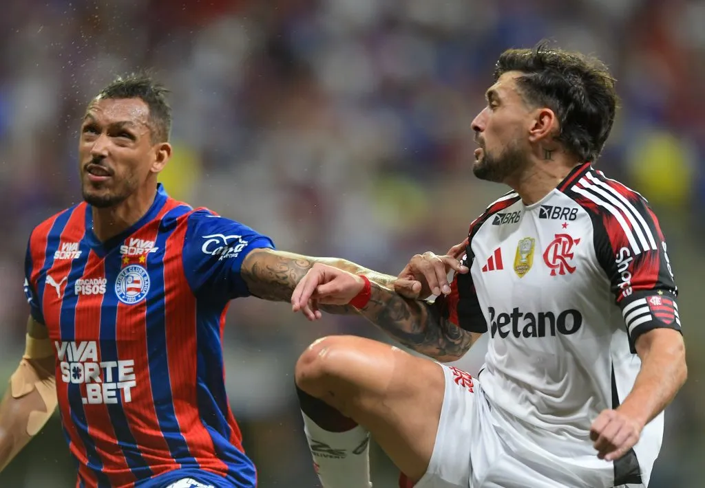 BA – SALVADOR – 05/10/2025 – BRASILEIRO A 2025, BAHIA X FLAMENGO – David Duarte jogador do Bahia disputa lance com Arrascaeta jogador do Flamengo durante partida no estadio Fonte Nova pelo campeonato Brasileiro A 2025. Foto: Jhony Pinho/AGIF