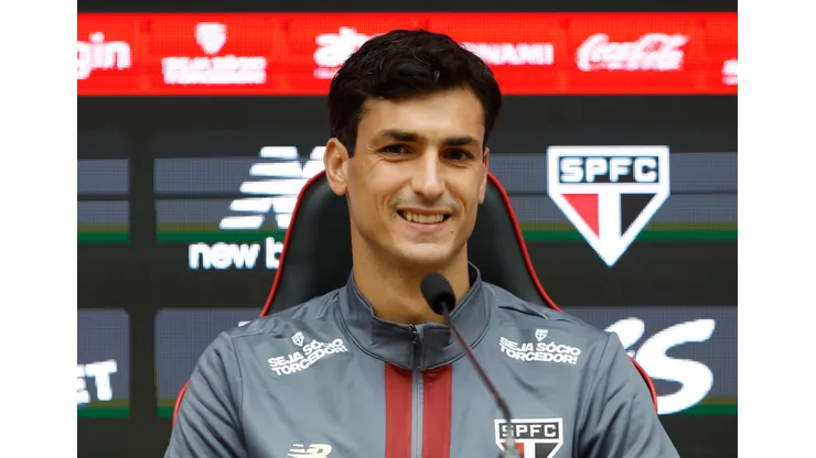 Foto: Rubens Chiri / São Paulo FC - Dinenno durante coletiva de apresentação no São Paulo.