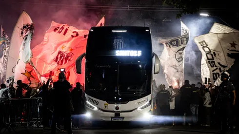 Ônibus do Santos chegando na Vila Belmiro. Foto: Raul Baretta/ Santos FC
