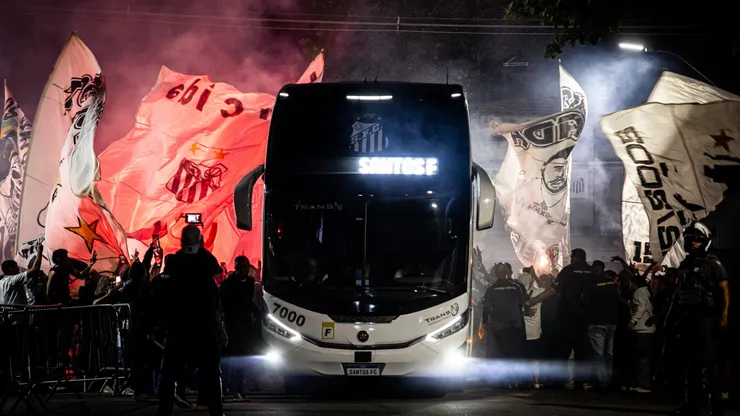 Ônibus do Santos chegando na Vila Belmiro. Foto: Raul Baretta/ Santos FC