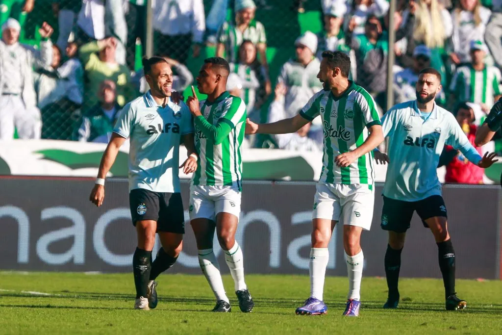 BRASILEIRO A 2025, JUVENTUDE X GREMIO –  jogador do Juventude discute com jogador  do Gremio durante partida no estadio Alfredo Jaconi pelo campeonato Brasileiro A 2025. Foto: Luiz Erbes/AGIF