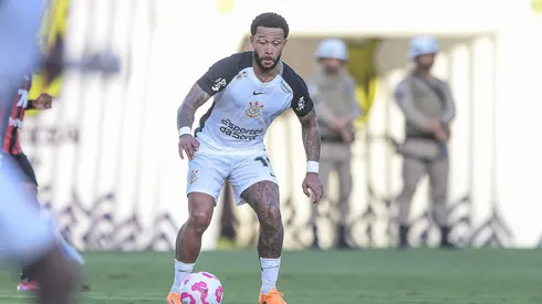 Memphis Depay em Vitória x Corinthians pelo Brasileirão 2025. Foto: Jhony Pinho/AGIF