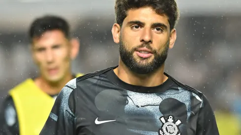 SP – SANTOS – 15/10/2025 – BRASILEIRO A 2025, SANTOS X CORINTHIANS – Yuri Alberto jogador do Corinthians durante aquecimento antes da partida contra o Santos no estadio Vila Belmiro pelo campeonato Brasileiro A 2025. Foto: Jota Erre/AGIF