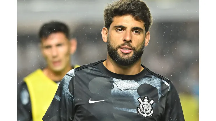 SP - SANTOS - 15/10/2025 - BRASILEIRO A 2025, SANTOS X CORINTHIANS - Yuri Alberto jogador do Corinthians durante aquecimento antes da partida contra o Santos no estadio Vila Belmiro pelo campeonato Brasileiro A 2025. Foto: Jota Erre/AGIF