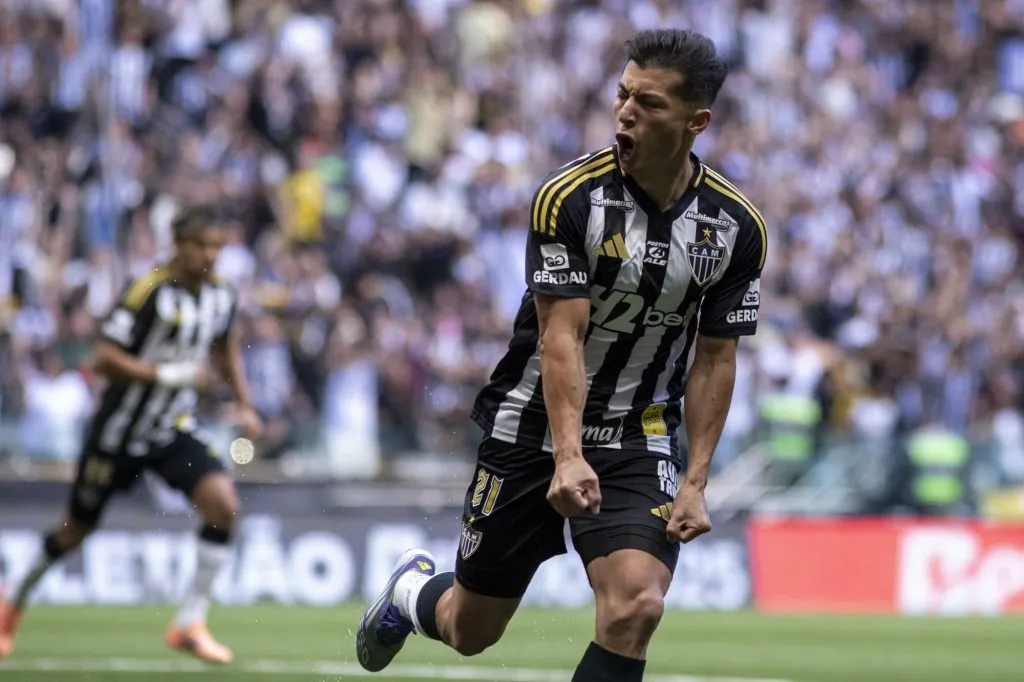 Alan Franco jogador do Atletico-MG comemora seu gol durante partida contra o Ceara no estadio Arena MRV pelo campeonato Brasileiro A 2025. Foto: Fernando Moreno/AGIF