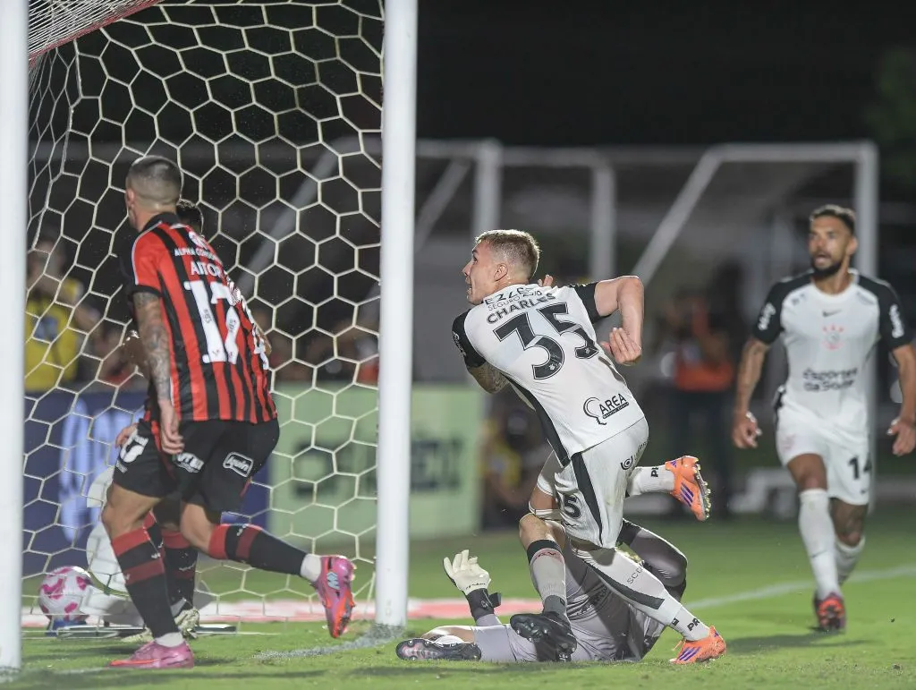 Charles jogador do Corinthians comemora seu gol com jogadores do seu time durante partida contra o Vitoria no estadio Barradao pelo campeonato Brasileiro A 2025. Foto: Jhony Pinho/AGIF