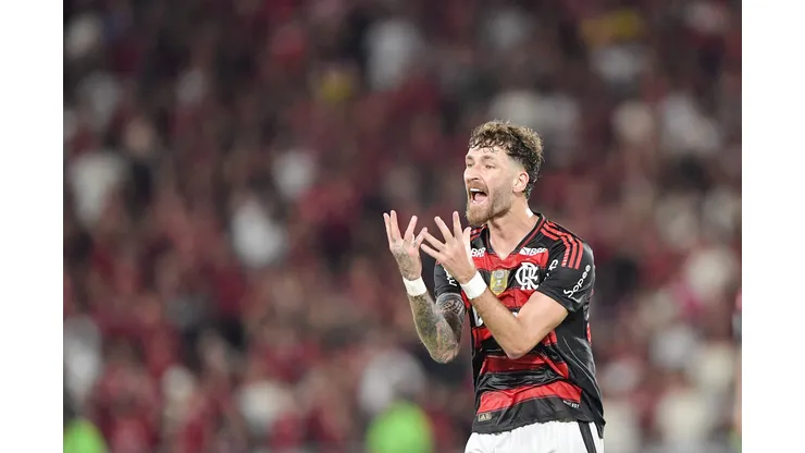 Leo Pereira jogador do Flamengo durante partida contra o Cruzeiro no estadio Maracana pelo campeonato Brasileiro A 2025. Foto: Thiago Ribeiro/AGIF