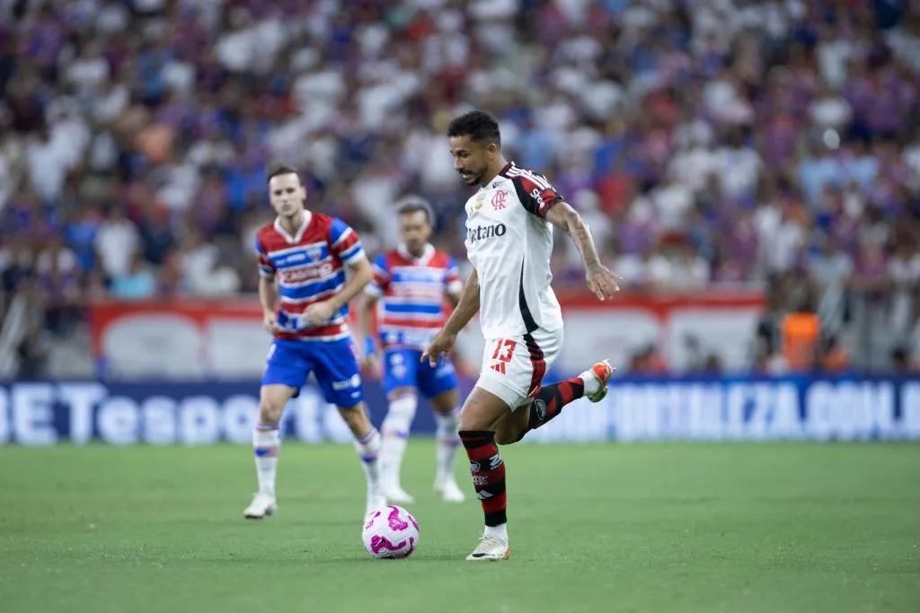 Danilo, do Flamengo, em ação contra o Fortaleza. Foto: Baggio Rodrigues/AGIF