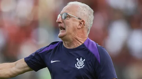 Dorival Júnior durante confronto contra o Vitória no Brasileirão 2025.