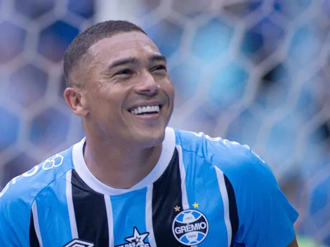 Hat-trick de Carlos Vinícius em Grêmio x Juventude empolga gremistas