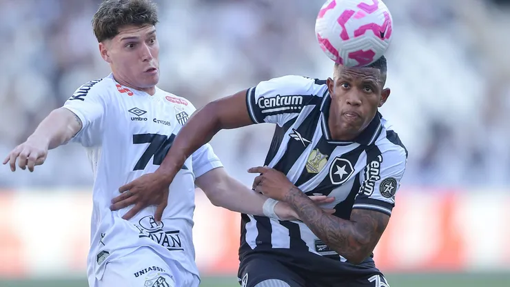Rollheiser em Botafogo x Santos pelo Brasileirão 2025. Foto: Thiago Ribeiro/AGIF