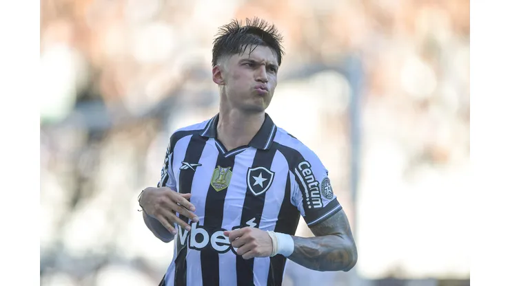 RJ - RIO DE JANEIRO - 26/10/2025 - BRASILEIRO A 2025, BOTAFOGO X SANTOS - Joaquin Correa jogador do Botafogo comemora seu gol durante partida contra o Santos no estadio Engenhao pelo campeonato Brasileiro A 2025. Foto: Thiago Ribeiro/AGIF