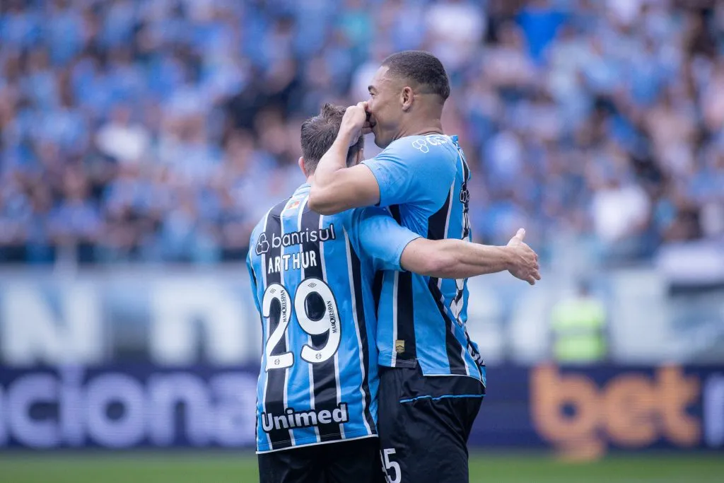 Carlos Vinicius jogador do Gremio comemora seu gol com Arthur jogador da sua equipe durante partida contra o Juventude no estadio Arena do Gremio pelo campeonato Brasileiro A 2025. Foto: Maxi Franzoi/AGIF
