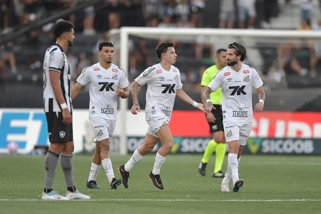 RJ – RIO DE JANEIRO – 26/10/2025 – BRASILEIRO A 2025, BOTAFOGO X SANTOS – jogador do Santos comemora seu gol com jogadores do seu time durante partida contra o Botafogo no estadio Engenhao pelo campeonato Brasileiro A 2025. Foto: Thiago Ribeiro/AGIF
