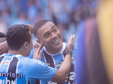 Carlos Vinícius tem gesto emocionante após hat-trick