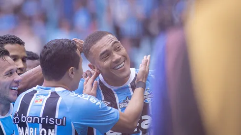 Carlos Vinícius brilhou pelo Grêmio diante do Juventude pelo Brasileirão 2025. Foto: Maxi Franzoi/AGIF