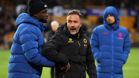 Vitor Pereira, técnico do Wolverhampton Wanderers, parece abatido ao reagir após discussão com torcedores do Wolverhampton Wanderers após a derrota para o Burnley durante a partida da Premier League entre Wolverhampton Wanderers e Burnley no Molineux em 26 de outubro de 2025 em Wolverhampton, Inglaterra. (Foto de David Rogers/Getty Images)