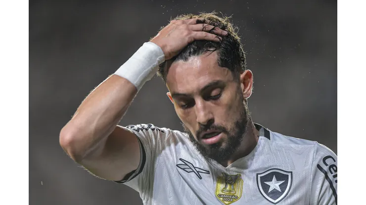 Alex Telles durante confronto contra o Vasco na Copa do Brasil de 2025.